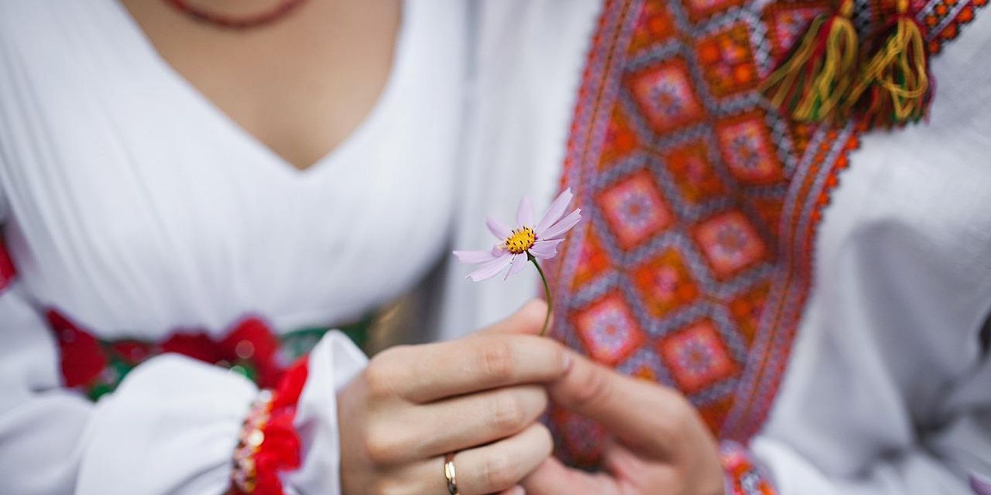 ukrainiens holding flower